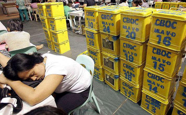 Talningafólk í Manila á erfitt verk fyrir höndum við að telja milljónir atkvæða.