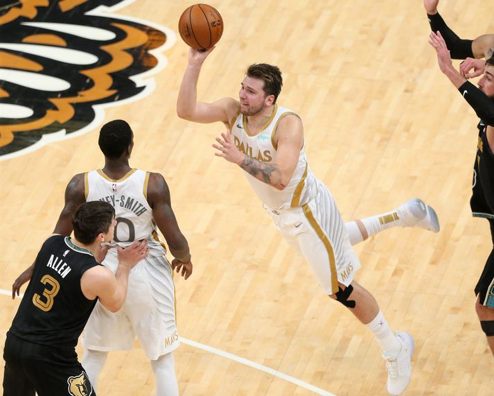 Luka Dončić tryggði Dallas sigur með ótrúlegri flautukörfu.