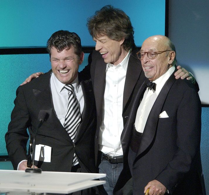 Ertegun, til hægri ásamt Mick Jagger og Jann Wenner, stofnanda tímaritsins Rolling Stone.