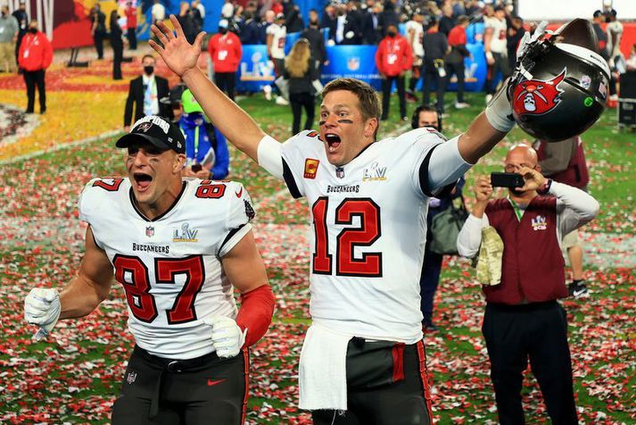 Rob Gronkowski og Tom Brady fagna sigri Tampa Bay Buccaneers í nótt en Gronkowski skoraði tvö snertimörk í leiknum eftir sendingar frá Brady. Þeir voru að verða NFL-meistarar saman í fjórða sinn.