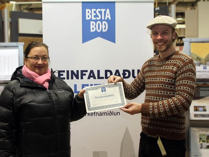 Ásta tekur við verðlaununum úr höndum Davíðs Guðbrandssonar.