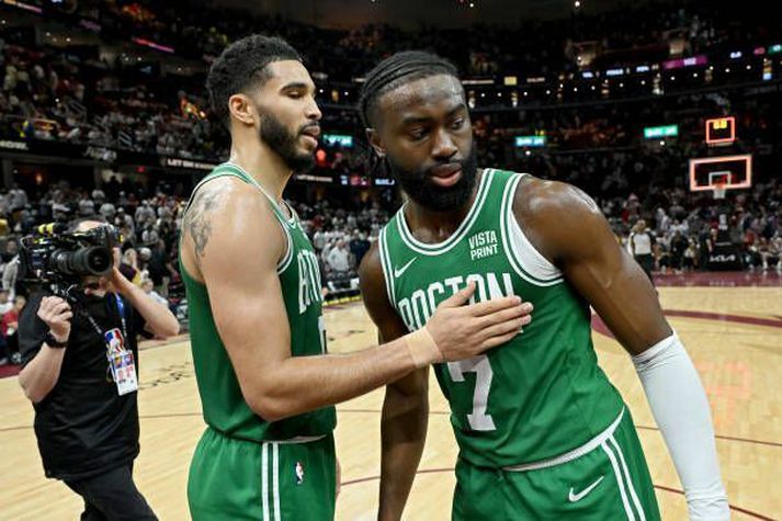 Jayson Tatum og Jaylen Brown eru stjörnur Boston liðsins og leika í annað sinn til úrslita. Með sigri í kvöld verða þeir meistarar.