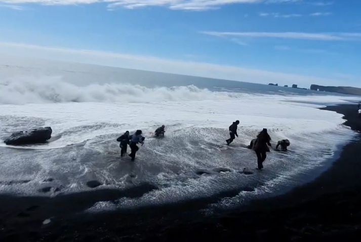 Sex ferðamenn lentu í öldu í Reynisfjöru í dag.