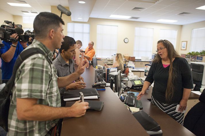 Kim Davis er hér að neita tveimur mönnum um giftingarleyfi.