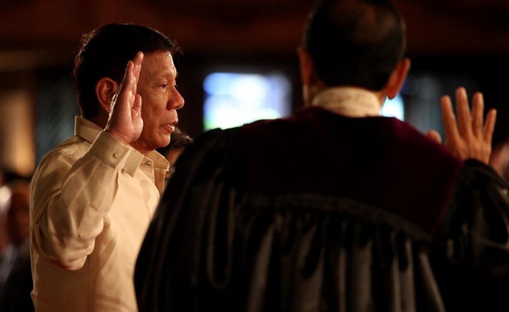 Rodrigo Duterte sver embættiseið sinn.