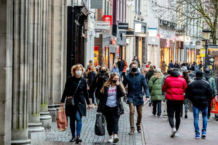 Verslunargötur og búðir hafa verið troðfullar af fólki í Hollandi þrátt fyrir strangar sóttvarnaaðgerðir.