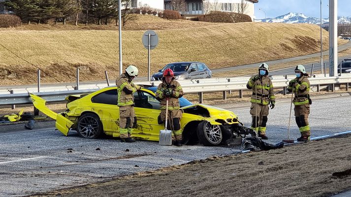 Ökumaður og farþegar bifreiðarinnar komust út af sjálfsdáðum.