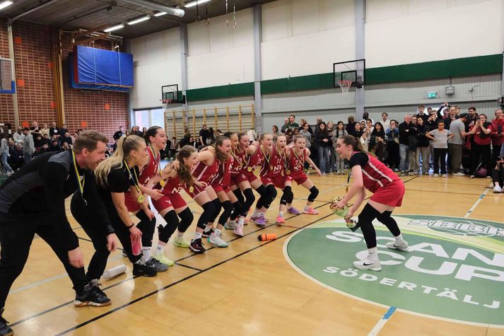 Valsstelpur fagna eftir að hafa unnið Scania Cup á annan í páskum.