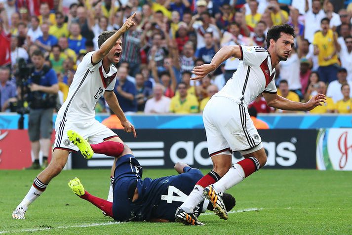 Mats Hummels skorar og Thomas Müller, markahæsti leikmaðurinn úr þýsku deildinni á HM, fagnar.