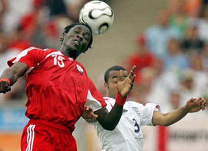 Ashley Cole hægra megin og Kenwyne Jones leikmaður TogT
