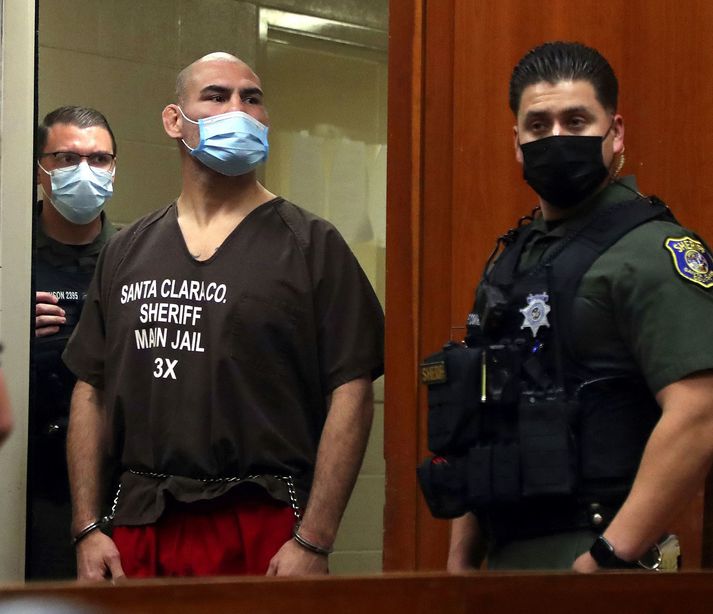 Cain Velasquez sést hér handjárnaður í réttarsal Santa Clara County Hall í gær.