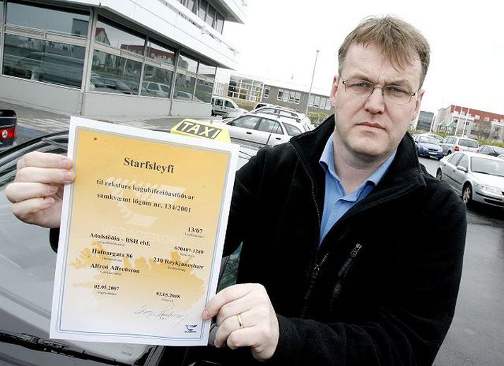 Ingólfur Möller Jónsson veifar starfsleyfinu hinn ánægðasti. Segir Einar stöðugt reyna að bregða fyrir þá fæti.
