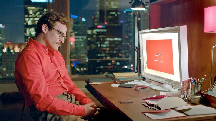 Joaquin Phoenix varð ástfanginn af gervigreind í kvikmyndinni Her frá árinu 2013. Tíu árum seinna hefur þessi veruleiki raungerst.