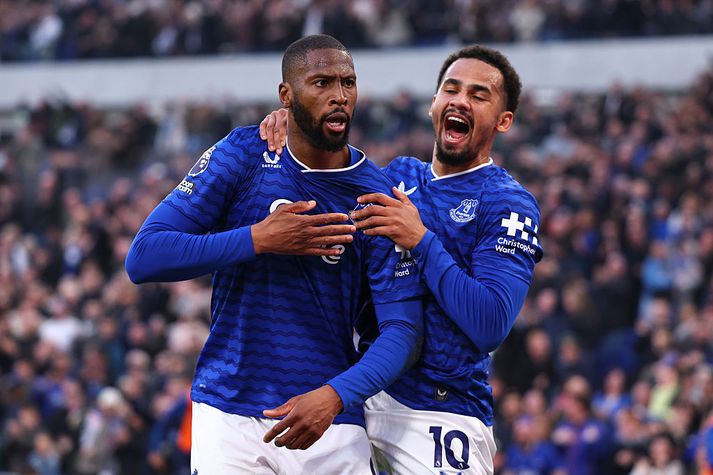 Beto skoraði tvö fyrstu mörk Everton í dag og fagnaði vel.