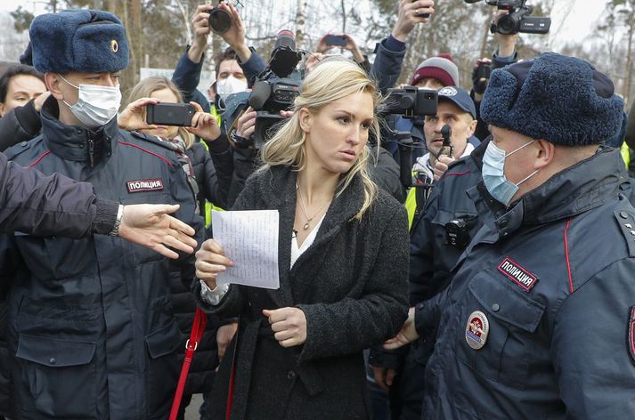 Anastasia Vasilyeva þegar hún var handtekin fyrir utan fangelsi Navalnís í apríl.