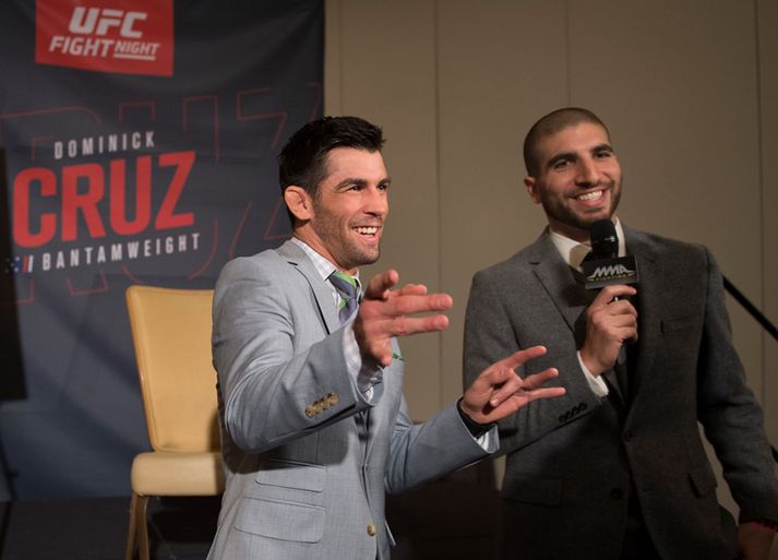 Helwani ásamt bantamvigtarmeistaranum Dominick Cruz.