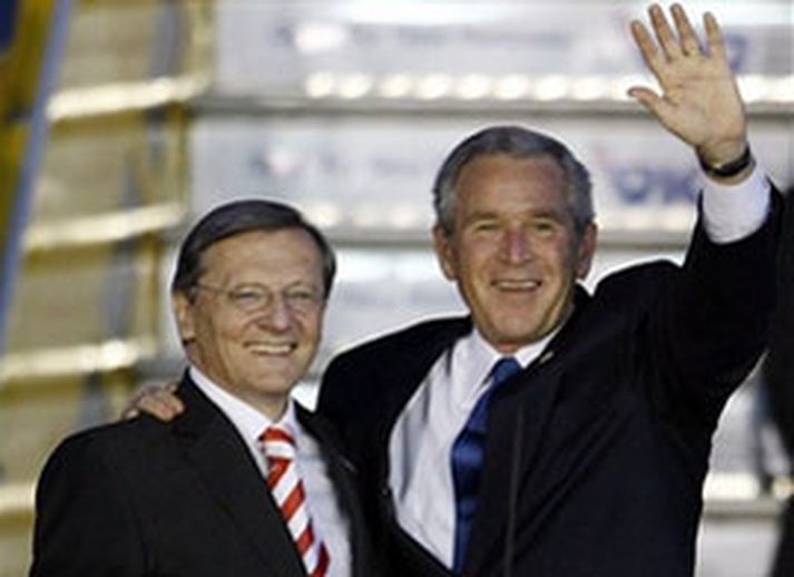 Wolfgang Schuessel, kanslari Austurríkis (t.h.) og George W. Bush Bandaríkjaforseti við komuna til Vínar í gærkvöldi.