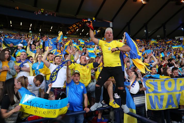 Stuðningsmenn Úkraínu fagna sigrinum á Hampden Park.