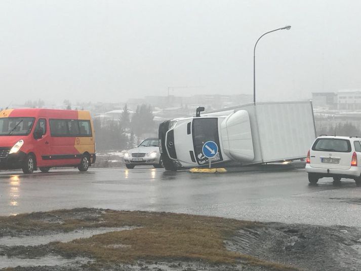 Sendibíllin varð óveðri dagsins að bráð.