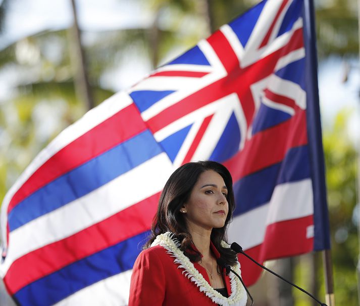 Gabbard við ríkisfána Havaí á kosningafundi þar sem hún lýsti formlega yfir framboði í gær.