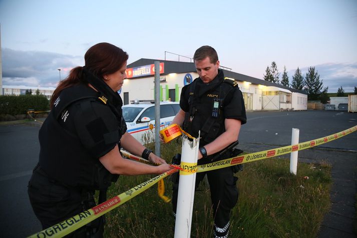 Bíllinn sem var skotið að í Breiðholtinu í gær og lögreglaði leitaði er kominn í leitirnar.