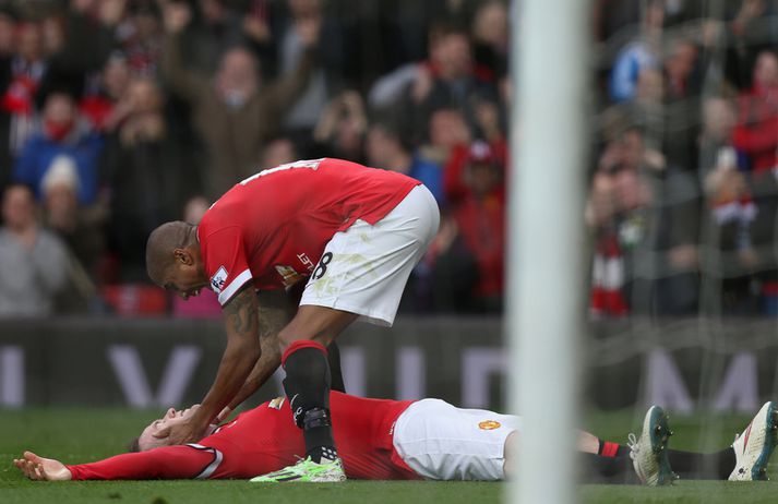 Rooney liggur "rotaður" á vellinum.