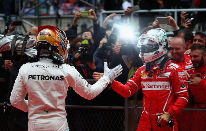 Hamilton og Vettel heilsast eftir keppnina í Kína.