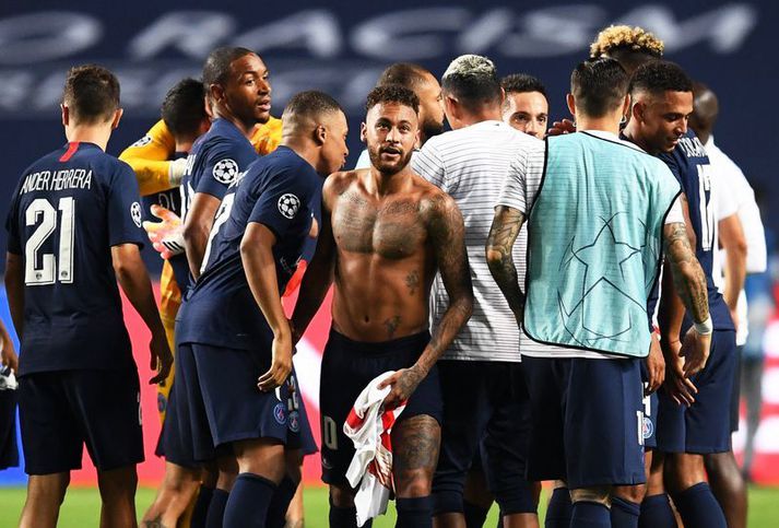 Neymar var eini leikmaður Paris Saint Germain sem skipti um treyju eftir leik enda er það bannað.