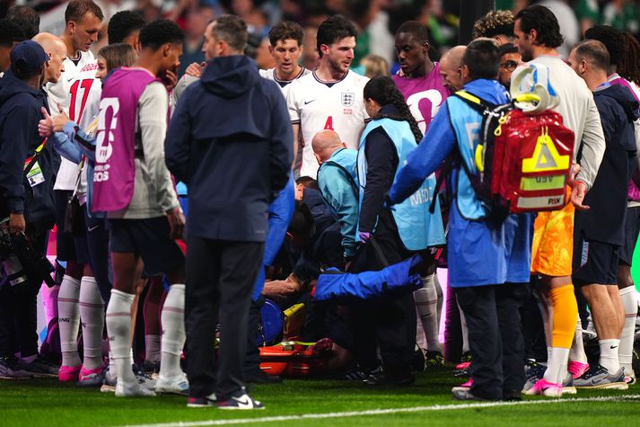 Hugað að Jordan Henderson eftir að hann féll við er hann stökk yfir auglýsingaskilti eftir viðureign Englands og Mexíkó á HM.