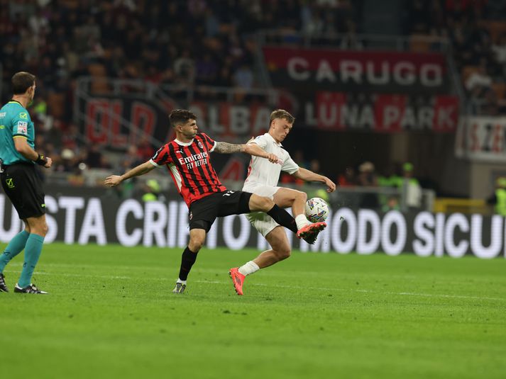 Albert í baráttunni við Christian Pulisic í leik kvöldsins.