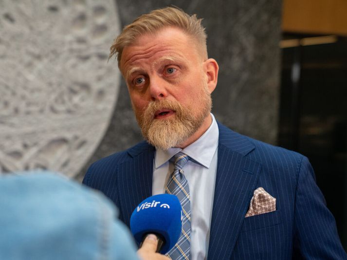Ásgeir Jónsson seðlabankastjóri segir miklar launahækkanir ofan í kólnandi hagkerfi og háa vexti geta orðið upptaktur að harðri lendingu.