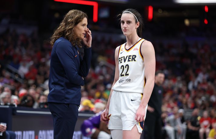 Stephanie White, þjálfari Indiana Fever, þykir Caitlin Clark fá illa meðferð frá dómurum WNBA-deildarinnar.