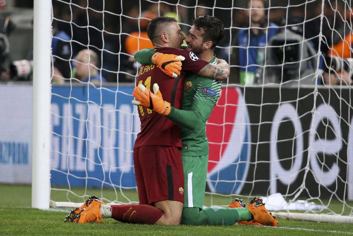 Aeksandar Kolarov fagnar sigiri Roma með Alisson i gærkvöldi.