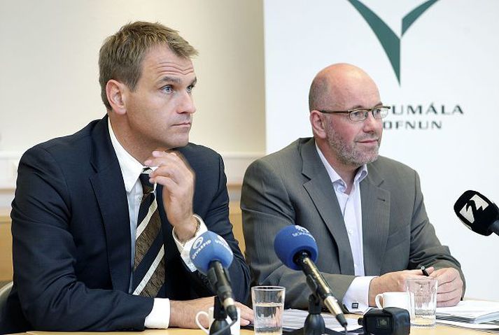 Reglur sem banna atvinnulausum að stunda lánshæft nám eru mun strangari en áður. Á móti kemur að þeir sem missa atvinnu eiga auðveldara en áður með að öðlast rétt til námslána.