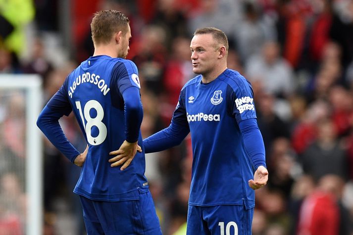 Gylfi Þór Sigurðsson og Wayne Rooney fara yfir stöðuna á Old Trafford í gær.