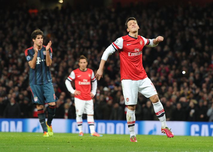 Mesut Özil reiður út í sjálfan sig eftir að láta Manuel Neuer verja frá sér víti.