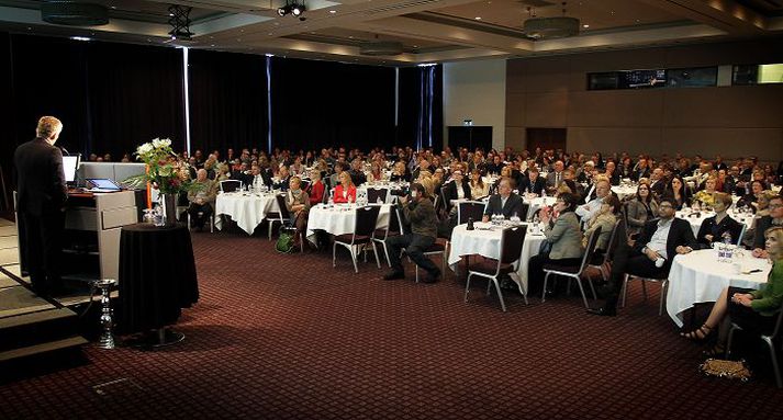 Ráðstefna um konur og karla Húsfyllir var í stóra ráðstefnusalnum á Hilton Reykjavík Nordica í gærmorgun á alþjóðlegri ráðstefnu sem þar var haldin undir yfirskriftinni „Virkjum karla og konur til athafna“. Fréttablaðið/GVA