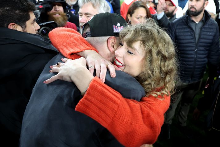 Taylor Swift í faðmi kærastans, Travis Kelce.