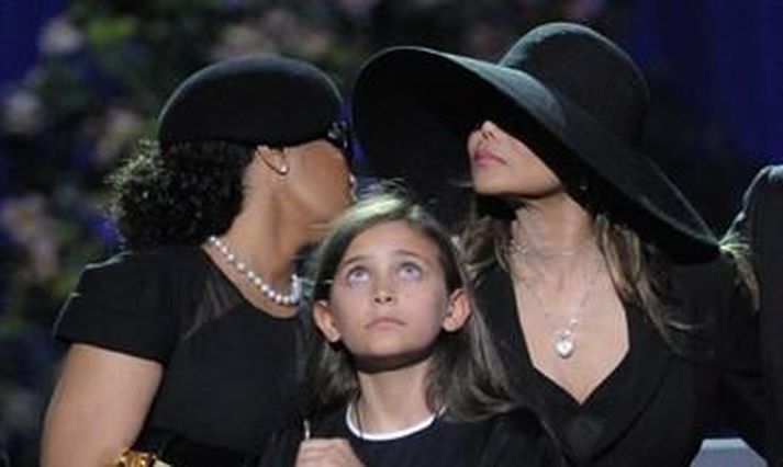 La Toya Jackson minnist Michaels ásamt Janet systur sinni og Paris Jackson, dóttur Michaels. Mynd/ AFP
