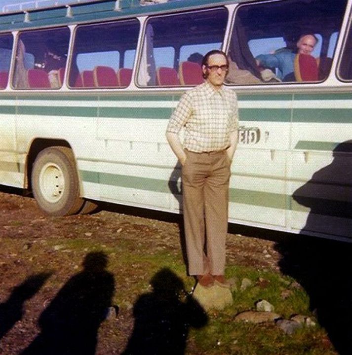 Óskar Sigurjónsson við einn bíla sinna, áætlunarbílstjóri frá því fyrir miðja tuttugustu öldina.