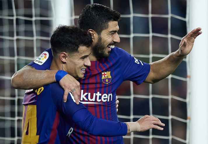 Philippe Coutinho fagnar markinu sem hann lagði upp fyrir Luis Suarez.