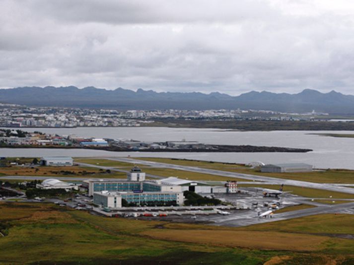 Reykjavíkurflugvöllur var lokaður í morgun. Fyrstu vélar leggja upp frá Reykjavík klukkan tíu.