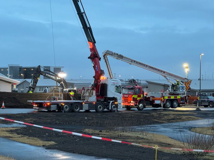 Umfangsmiklar björgunar- og leitaraðgerðir fóru fram í Grindavík eftir slysið. Leit var þó hætt eftir tvo daga vegna þess hve hættulegar aðstæður voru. 