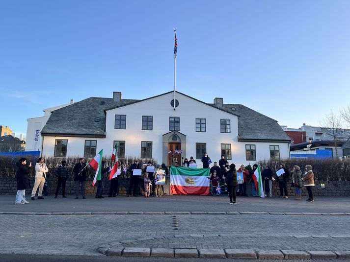 Börn og fullorðnir komu saman við stjórnarráðið í dag. 