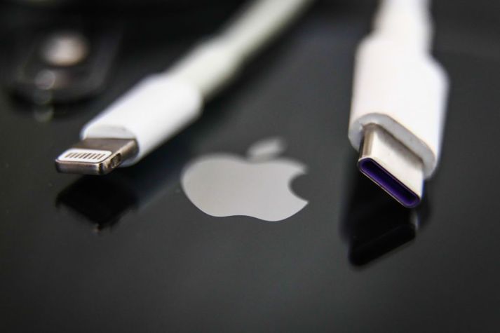Apple hefur notað Lightning-tengi (t.v.) en þarf nú að skipta yfir í USB-C (t.h.) í Evrópu innan tveggja ára.