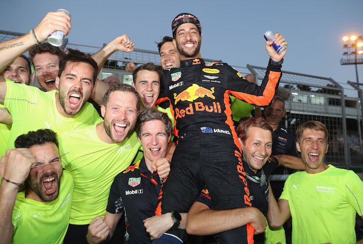 Daniel Ricciardo fagnar með Red Bull liði sínu.