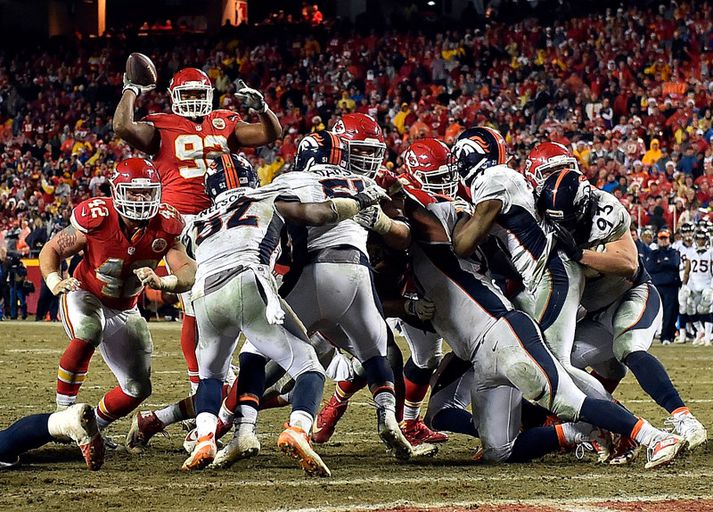 Dontari Poe gefur hér umrædda sendingu.