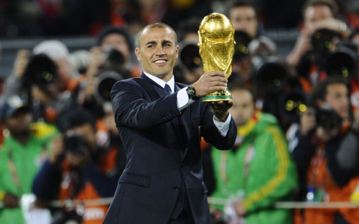 Cannavaro með HM bikarinn fyrir úrslitaleikinn í Suður-Afríku 2010