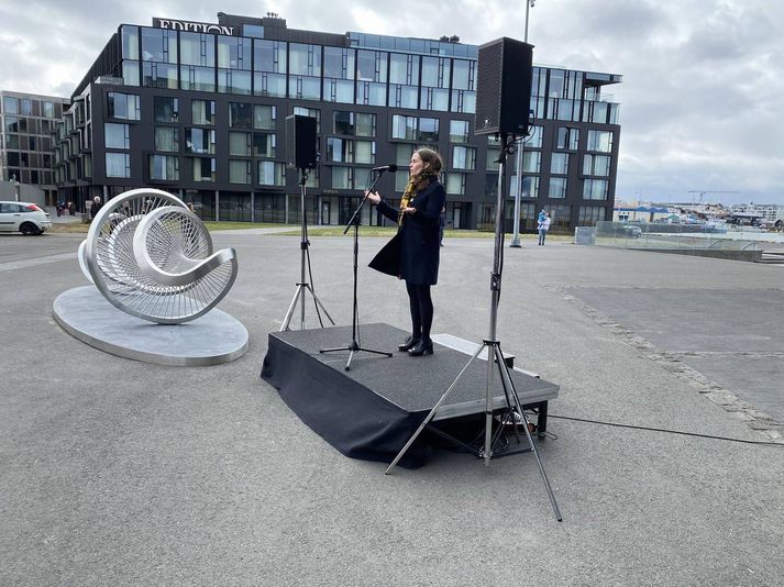 Katrín Jakobsdóttir forsætisráðherra og Dagur B. Eggertsson borgarstjóri afhjúpuðu vekrið við Hörpu í dag.