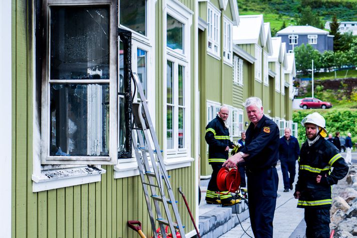 Slökkviliðsstjórinn virðir skemmdirnar fyrir sér.